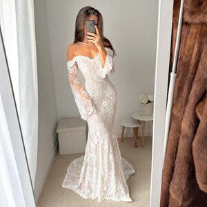Off-Shoulder Lace Mermaid Wedding Gown – Detachable Sleeves, Elegant Train, Slim